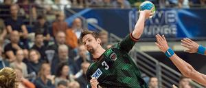 Handball: Bundesliga, Männer - 6. Spieltag: Füchse Berlin - TVB Stuttgart am 20.09.2015 in Berlin. Berlins Spieler Fabian Wiede (M) setzt sich am Kreis gegen Stuttgarts Tobias Schimmelbauer (l) durch. Foto: Soeren Stache/dpa +++(c) dpa - Bildfunk+++