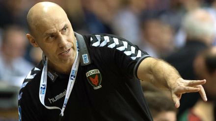 ARCHIV - Handball: Bundesliga, Männer - 4. Spieltag: Füchse Berlin - VfL Gummersbach am 11.11.2015 in der Max-Schmeling-Halle in Berlin. Der Berliner Trainer Erlingur Richardsson steht mit erhobenen Händen am Spielfeldrand. (zu dpa-Meldung: «Trainer bestätigt: Füchse trennen sich überraschend von Richardsson» vom 13.12.2016) Foto: Soeren Stache/dpa +++(c) dpa - Bildfunk+++