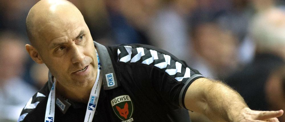 ARCHIV - Handball: Bundesliga, Männer - 4. Spieltag: Füchse Berlin - VfL Gummersbach am 11.11.2015 in der Max-Schmeling-Halle in Berlin. Der Berliner Trainer Erlingur Richardsson steht mit erhobenen Händen am Spielfeldrand. (zu dpa-Meldung: «Trainer bestätigt: Füchse trennen sich überraschend von Richardsson» vom 13.12.2016) Foto: Soeren Stache/dpa +++(c) dpa - Bildfunk+++