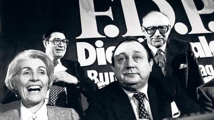 Hildegard Hamm-Brücher (hier 1978 neben Hans Dietrich Genscher) konnte austeilen und musste einstecken. 2002 verließ sie die FDP – aus Protest gegen die antiisraelischen Töne von Jürgen Möllemann. 