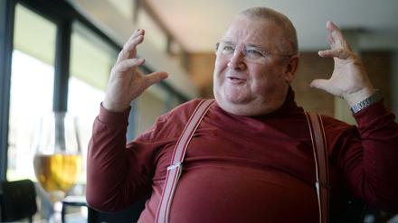 Der Schauspieler Horst Krause sitzt beim Interview in Berlin in einem Cafe. Krause feiert am 18.12.2016 seinen 75. Geburtstag.