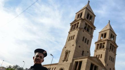 Ein ägyptischer Soldat vor der Kathedrale der koptischen Christen in Kairo.