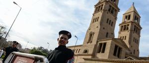 Ein ägyptischer Soldat vor der Kathedrale der koptischen Christen in Kairo.