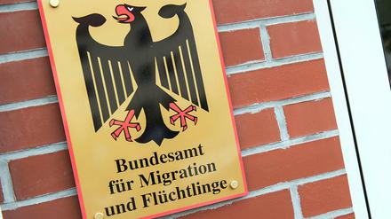 Schild am Eingang des Bundesamts für Migration und Flüchtlinge.