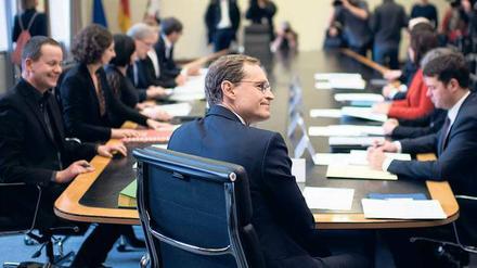 O du Fröhliche. Michael Müller trifft sich mit seinen Senatoren zur ersten Sitzung im Roten Rathaus – zuvor hatten vier Abgeordnete des eigenen Lagers nicht für die Regierung gestimmt.