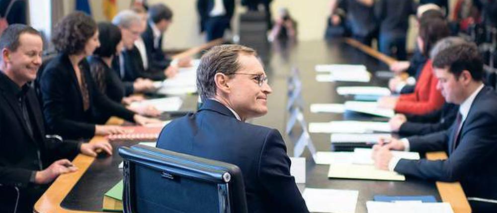 O du Fröhliche. Michael Müller trifft sich mit seinen Senatoren zur ersten Sitzung im Roten Rathaus – zuvor hatten vier Abgeordnete des eigenen Lagers nicht für die Regierung gestimmt.