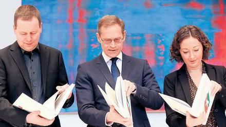 Wo sind die Unterschriften? Klaus Lederer (Linke), Michael Müller (SPD) und Ramona Pop (Grüne) wälzen den neuen Koalitionsvertrag. 