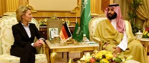 Verteidigungsministerin Ursula von der Leyen (CDU) im Gespräch mit dem Vize-Kronzprinz und Verteidignungsminister des Landes, Mohammed bin Salman al-Saud.