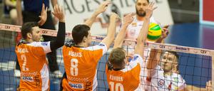 Große Gegenwehr. Die Berliner Steven Marshall, Graham Vigrass und Sebastian Kühner (von links) blocken Civitanovas Denys Kaliberda.