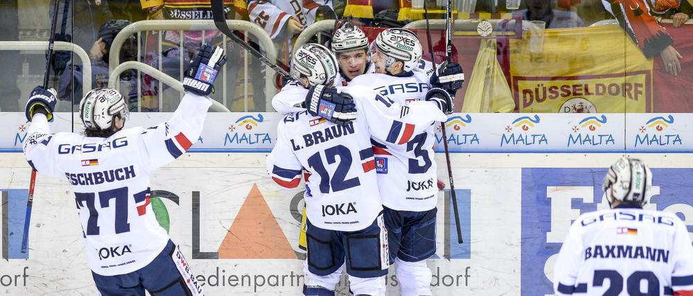 Jubeln aus gutem Grund. Sven Ziegler hat für die Eisbären getroffen. 
