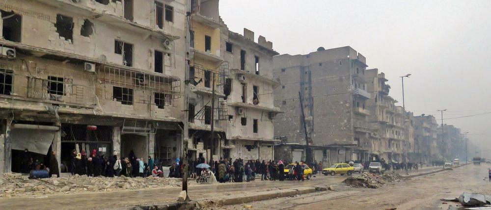 Menschen fliehen aus Ost-Aleppo.