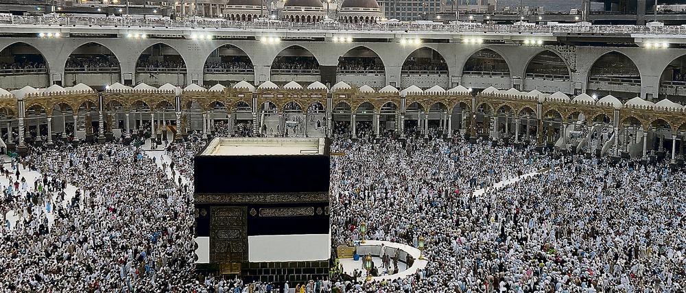 Saudi-Arabien ist Hüter der heiligen Stätten des Islam: Pilger an der großen Moschee und der Kaaba in Mekka.