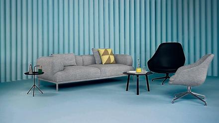 Chillen mit HAY: Das Sofa "Bjorn" in softem Grau mit Kissen aus der "Cos-x-Hay"-Kollektion, daneben der Sessel "About a Lounge Chair". Abstellplatz bieten die Tische "Don't leave me" (links) und "Bella".