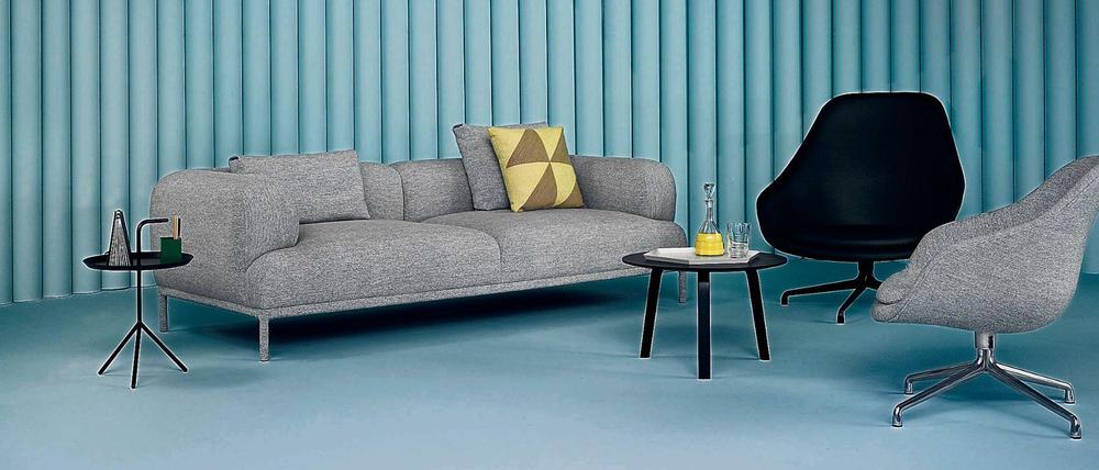Chillen mit HAY: Das Sofa "Bjorn" in softem Grau mit Kissen aus der "Cos-x-Hay"-Kollektion, daneben der Sessel "About a Lounge Chair". Abstellplatz bieten die Tische "Don't leave me" (links) und "Bella".