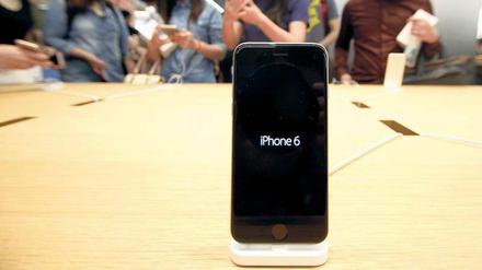 Statussymbol. Vor allem in der wachsenden Mittelschicht Chinas ist das Apple-Smartphone beliebt. Allerdings ist es mit einem Preis von umgerechnet 800 Euro auch nur für wenige Chinesen erschwinglich. Foto: AFP