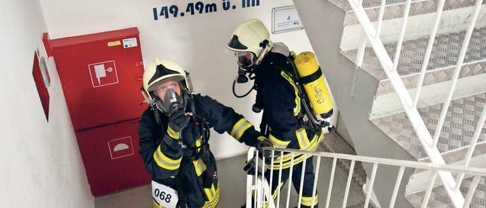 Treppe marsch. In voller Schutzausrüstung geht es beim Stairrun im Treppenhaus des Park Inn Hotels bis ganz nach oben.