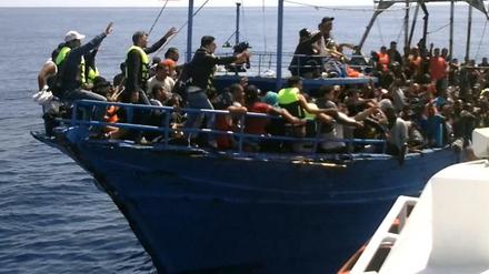 Die italienische Marine 2015 bei der Rettung von hunderten Bootsflüchtlingen aus Afrika. 