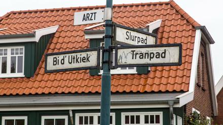 Straßennamen auf Plattdeutsch, zu sehen auf Straßenschildern.