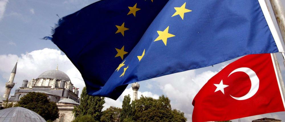 Eine EU-Flagge und eine türkische Flagge wehen 2005 in Istanbul, Türkei, vor der Beyazit Moschee.