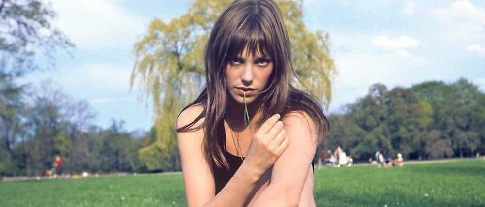 Die Einzigartige. Jane Birkin auf einer Wiese, aufgenommen 1970.