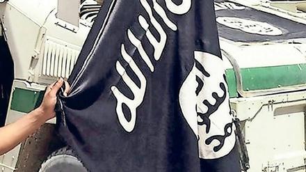 Die Fahne der Terrormiliz Islamischer Staat in Syrien. 