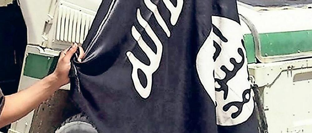 Die Fahne der Terrormiliz Islamischer Staat in Syrien.