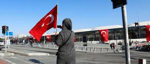 Nach den Anschlägen versammelten sich viele Leute mit Fahnen der Türkei auf die Straße.
