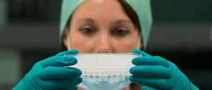 DNA-Analyse im Labor des Landeskriminalamt für DNA-Extraktion in Stuttgart. 