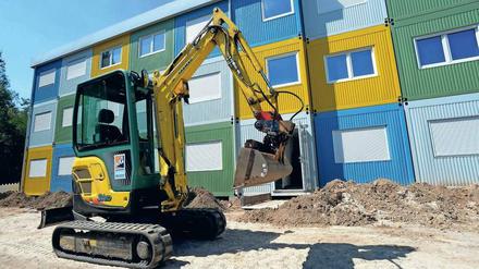 Rasch bezugsfertig. Containerdorf für Flüchtlinge in Berlin. 