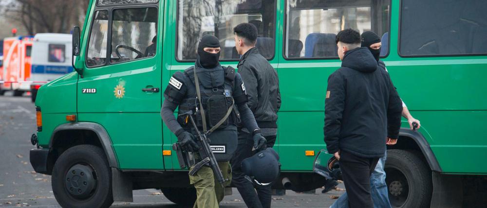 Ein Spezialeinsatzkommando der Polizei riegelte am Donnerstag eine Schule in Reinickendorf ab, der Senat löste ein Notfallprotokoll aus. 