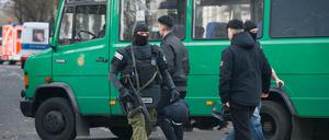 Ein Spezialeinsatzkommando der Polizei riegelte am Donnerstag eine Schule in Reinickendorf ab, der Senat löste ein Notfallprotokoll aus. 
