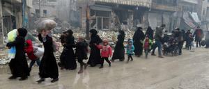 Menschen flüchten am Dienstag aus Ost-Aleppo.