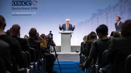 Außenminister Frank-Walter Steinmeier (SPD) erläutert die Ergebnisse der ersten Konferenzrunden. 