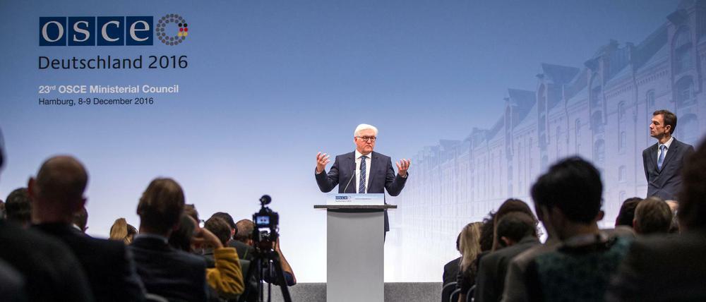 Außenminister Frank-Walter Steinmeier (SPD) erläutert die Ergebnisse der ersten Konferenzrunden. 