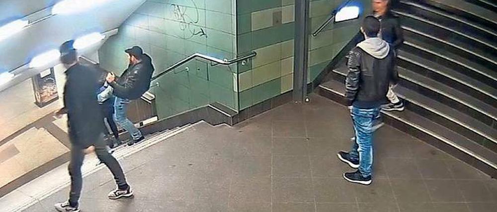 Bilder aus dem Video der BVG: Der Täter tritt zu.