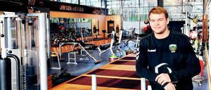 Folterzimmer. Handball-Nationalspieler Paul Drux hat im Kraftraum auf dem Trainingsgelände der Füchse Berlin schon viel Zeit verbracht. 
