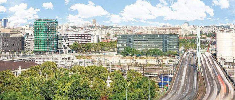 Blick auf das Bahngelände im "Secteur Rungis" in Paris. Links im Hintergrund der grüne "Turm der Biodiversität" des Architekten Edouard François.