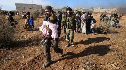 Flucht aus Aleppo: Tausende verlassen die umkämpfte syrische Stadt. 