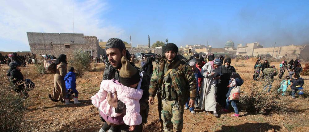Flucht aus Aleppo: Tausende verlassen die umkämpfte syrische Stadt.