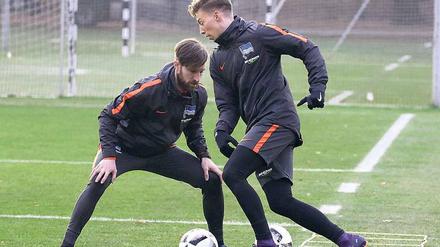 Bereit zum Tunneln. Berlins Mitchell Weiser (rechts) kann nach seiner Verletzungspause nun am Samstag im Heimspiel gegen Werder Bremen wieder spielen. Im Training übte er deshalb schon mit Fitness-Trainer Hendrik Vieth seine Dribblings.