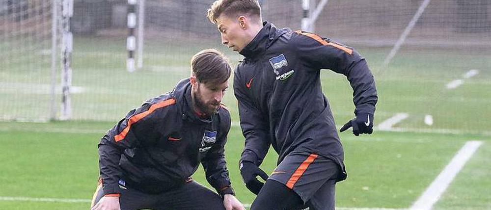 Bereit zum Tunneln. Berlins Mitchell Weiser (rechts) kann nach seiner Verletzungspause nun am Samstag im Heimspiel gegen Werder Bremen wieder spielen. Im Training übte er deshalb schon mit Fitness-Trainer Hendrik Vieth seine Dribblings.