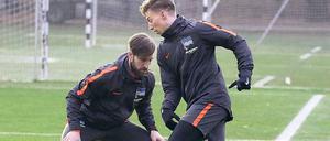 Bereit zum Tunneln. Berlins Mitchell Weiser (rechts) kann nach seiner Verletzungspause nun am Samstag im Heimspiel gegen Werder Bremen wieder spielen. Im Training übte er deshalb schon mit Fitness-Trainer Hendrik Vieth seine Dribblings.