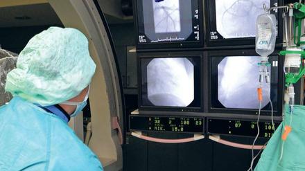 Diagnose. Wenn der Patient ein vergleichsweise niedriges Risiko für eine Koronare Herzerkrankung hat, können Ärzte mitunter auf den Eingriff mit dem Katheter verzichten.