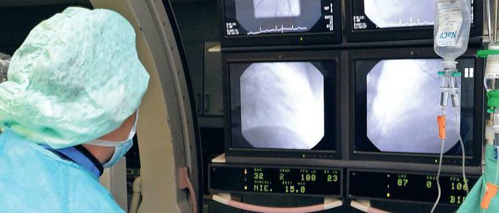 Diagnose. Wenn der Patient ein vergleichsweise niedriges Risiko für eine Koronare Herzerkrankung hat, können Ärzte mitunter auf den Eingriff mit dem Katheter verzichten.