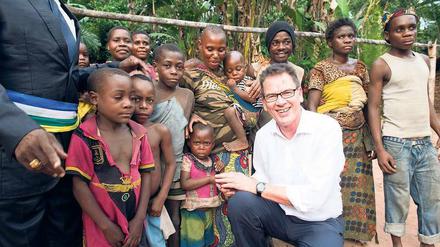 Im Kreise der BaAka, einem Minderheitenvolk in der Zentralafrikanischen Republik (ZAR), fühlt sich Entwicklungsminister Gerd Müller wohl. Die ZAR ist für Berlin eine Art Neuland. 