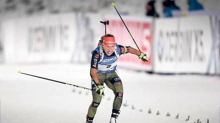 Schwungvoll zum Erfolg. Laura Dahlmeier führt mit großem Vorsprung den Biathlon-Gesamtweltcup an. „Sie ist einfach außergewöhnlich talentiert. Ihre mentale Stärke ist enorm“, sagt Bundestrainer Gerald Hönig über die 23-Jährige. Foto: AFP/Aimo-Koivisto