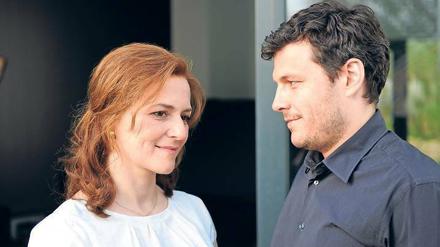 Die Geigenlehrerin und der brotlose Künstler. Clara (Martina Gedeck) und Jarek (Manuel Rubey) kommen sich näher.