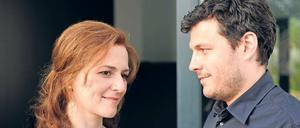 Die Geigenlehrerin und der brotlose Künstler. Clara (Martina Gedeck) und Jarek (Manuel Rubey) kommen sich näher.