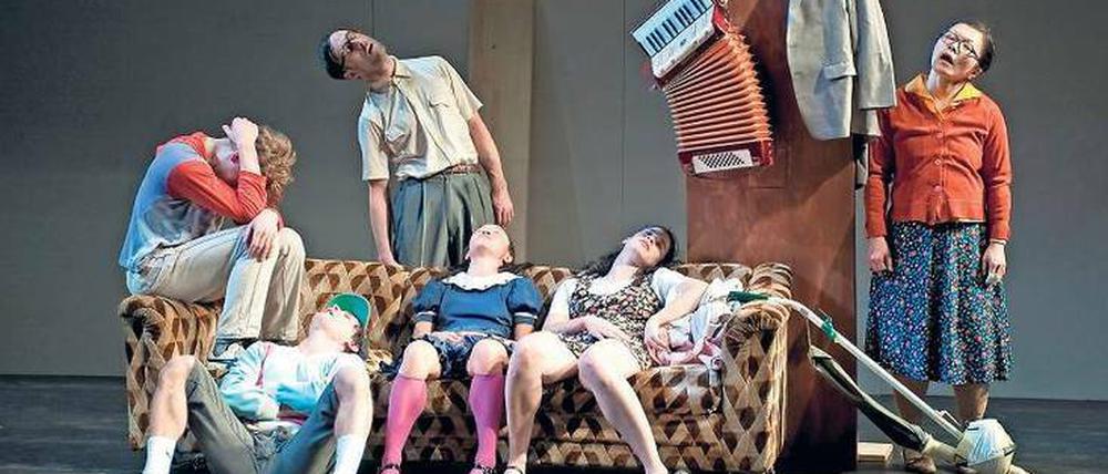 Auf dem Sofa. "Allee der Kosmonauten" mit Luc Dunberry, Nicola Mascia, Juan Kruz Diaz de Garaio Esnaola, Laurie Young, Yael Schnell und Takako Suzuki.