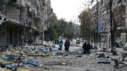Anwohner im östlichen Aleppo inspizieren am Mittwoch, was von ihren Häusern und ihrem Hab und Gut nach den Kämpfen zwischen Rebellen und Regierungstruppen noch übrig ist.